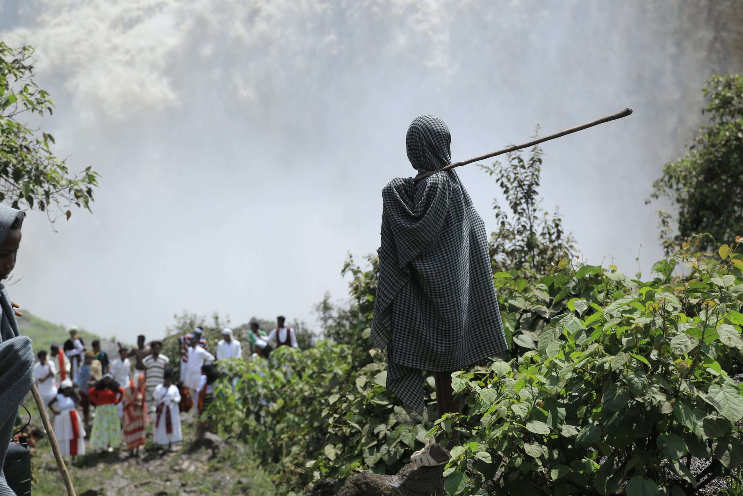 Un homme surplombant une foule à Gondar